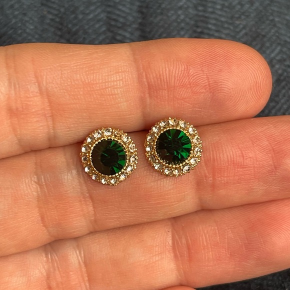 Stud earrings emerald colour crystals round shaped gold tone perfect condition - Picture 1 of 3
